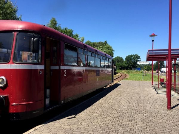 Der Triebwagen "roter Brummer" der Kasbachtalbahn steht am Bahnsteig in Kalenborn