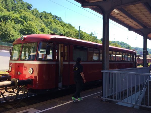Der Triebwagen der Kasbachtalbahn "roter Brummer" im Bahnhof Linz am Rhein