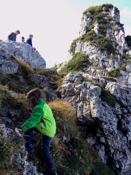 Kind klettert am Ostgrat der Kampenwand, Wandern an der Kampenwand